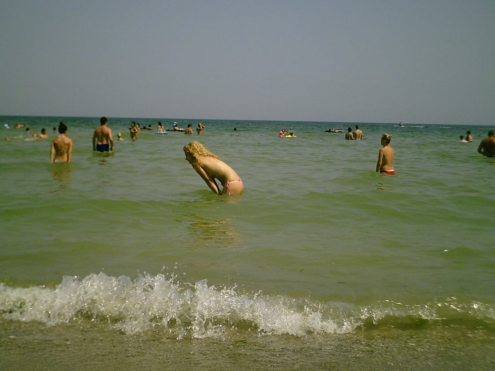 Foto amatoriali nude - ragazza tettona in topless sulla spiaggia
 #96795121