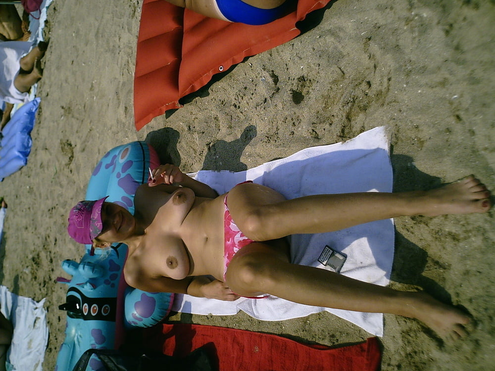 Nackte Amateur-Bilder - vollbusige Freundin oben ohne am Strand
 #96795127