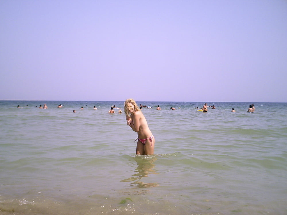 Foto amatoriali nude - ragazza tettona in topless sulla spiaggia
 #96795179