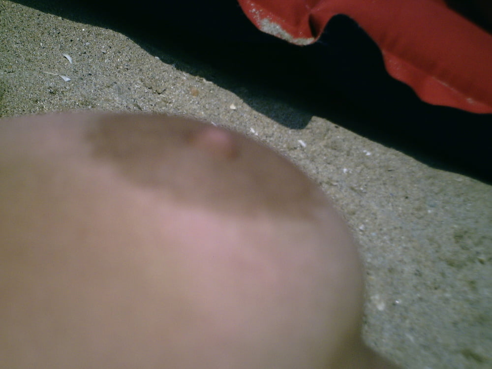 Nackte Amateur-Bilder - vollbusige Freundin oben ohne am Strand
 #96795199