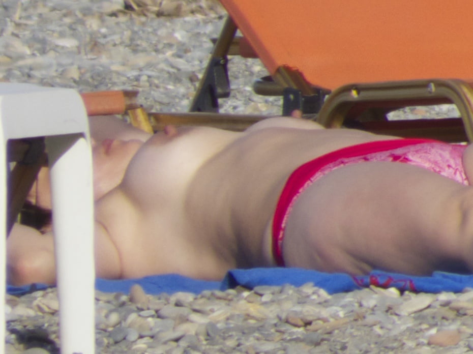 Milf francese grandi tette bianche prima volta in topless sulla spiaggia
 #87379449