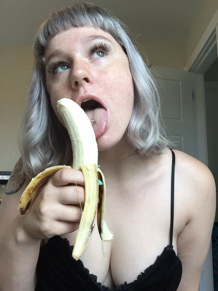 Mädchen lieben Bananen
 #92418625