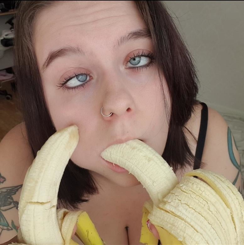 Mädchen lieben Bananen
 #92418693