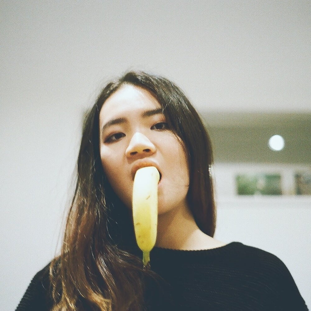 Mädchen lieben Bananen
 #92418753