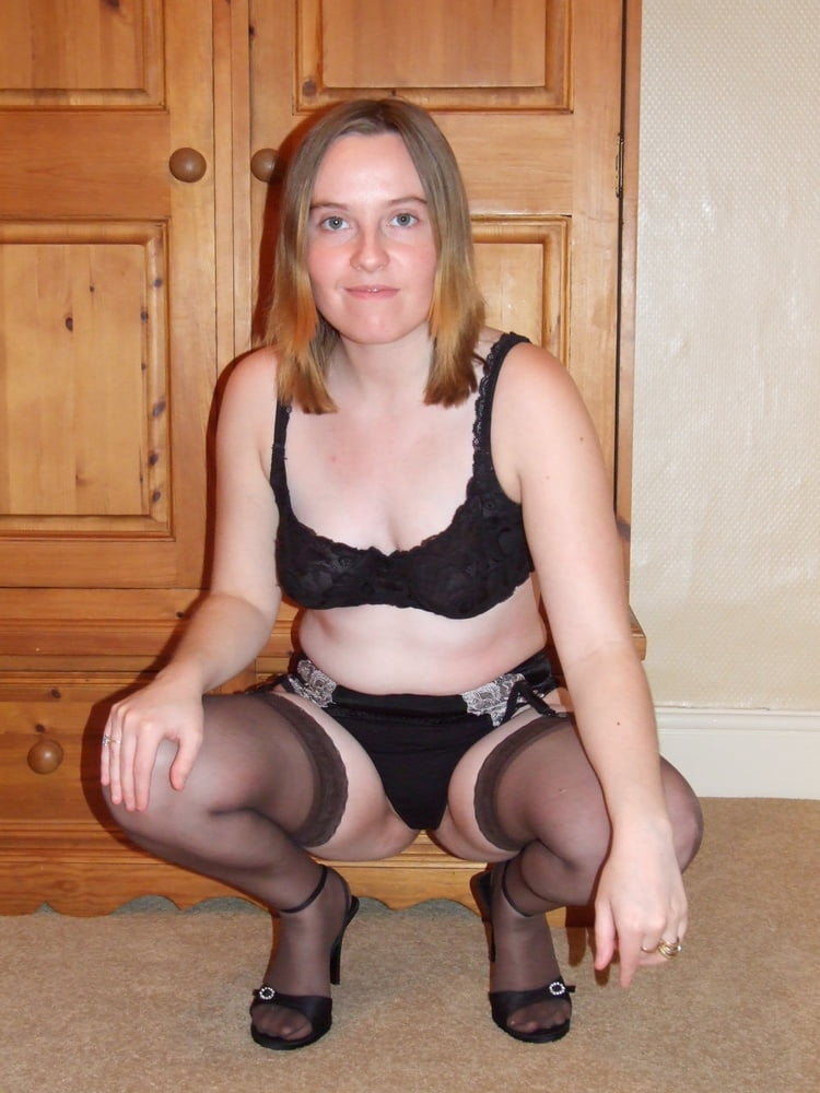 Femme britannique en bas, jarretelles et sous-vêtements
 #106671113