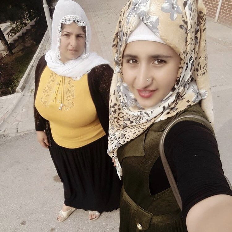 トルコのイスラム教徒の成熟したヒジャブ、巨乳のミルフ(ノンポルノ)
 #81840934