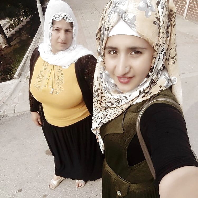 トルコのイスラム教徒の成熟したヒジャブ、巨乳のミルフ(ノンポルノ)
 #81840969