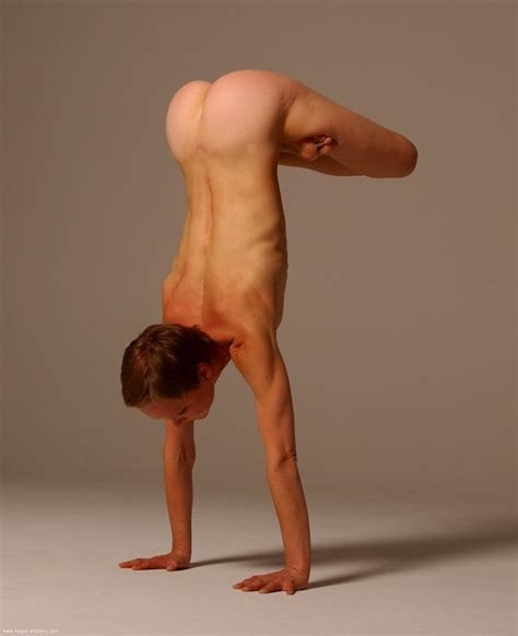 Nacktes weibliches Yoga
 #81419998