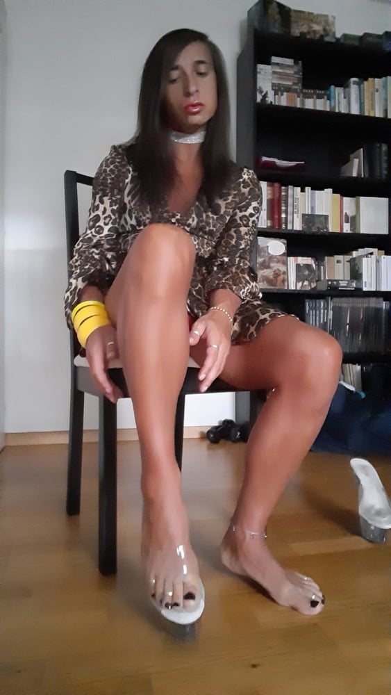 Sissy Tygra in leopard dress on 2019 octobre. #106878038