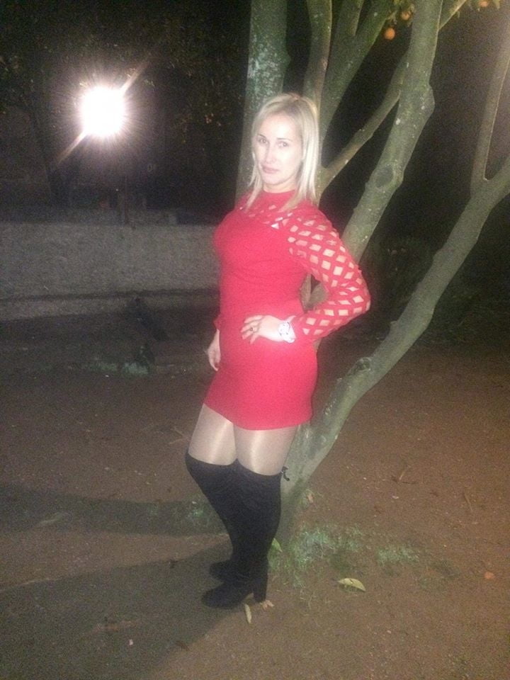 Loira Cavala Rabuda #90960886