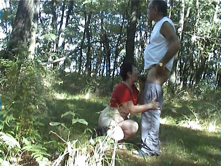 Una niña está en el bosque
 #81515683