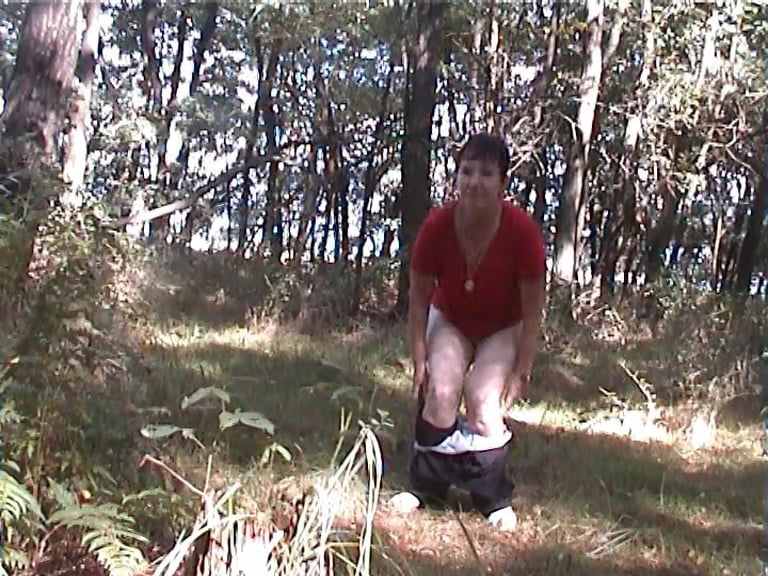 Une petite fille se tient dans la forêt
 #81515902