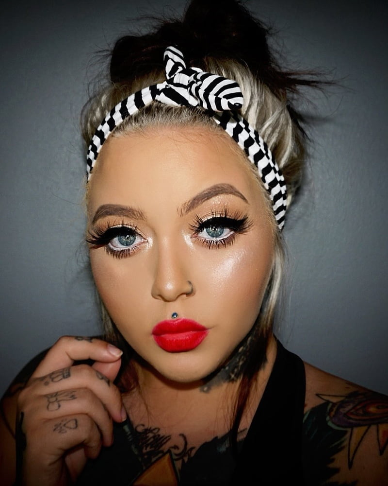 Princesa taya maquillaje fetiche lápiz labial labios rojos
 #105481149