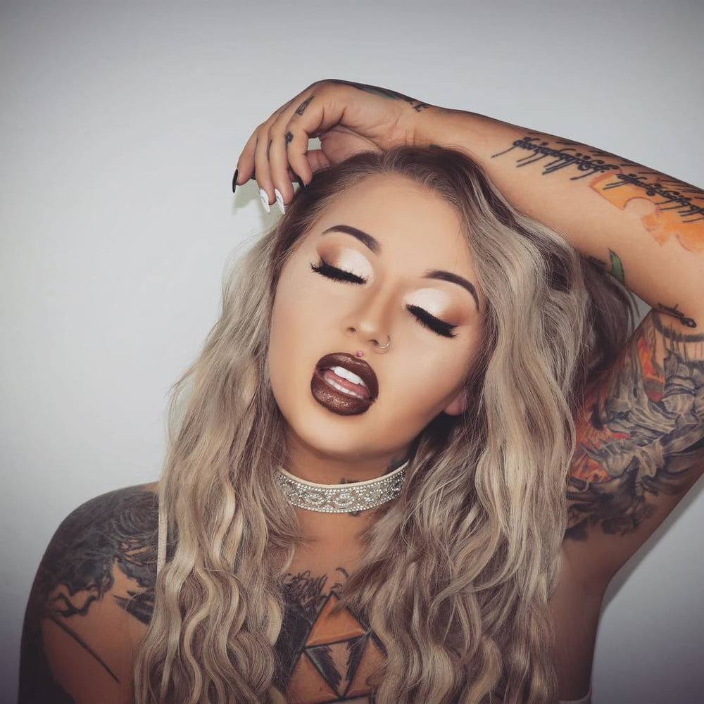 Princesa taya maquillaje fetiche lápiz labial labios rojos
 #105481165