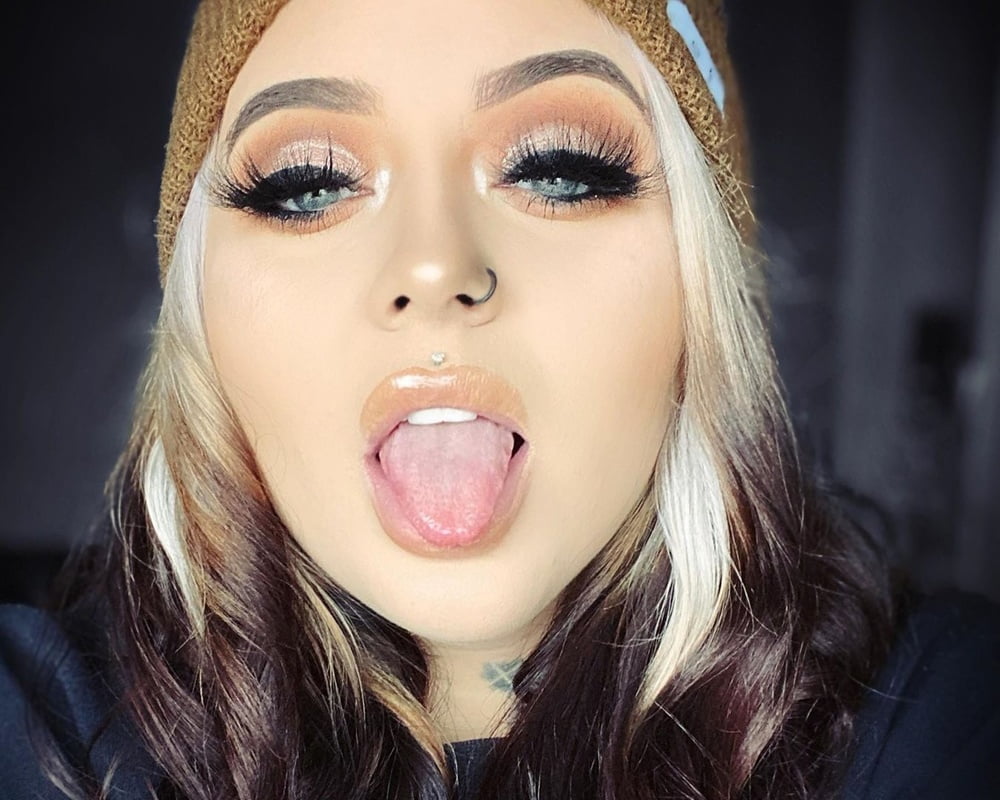 Princesa taya maquillaje fetiche lápiz labial labios rojos
 #105481177