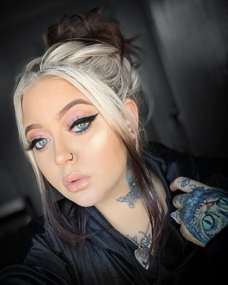 Princesa taya maquillaje fetiche lápiz labial labios rojos
 #105481316