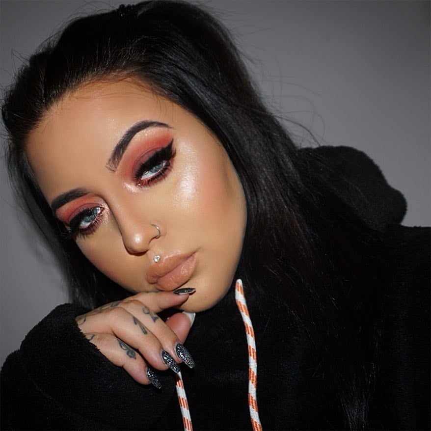 Princesa taya maquillaje fetiche lápiz labial labios rojos
 #105481648