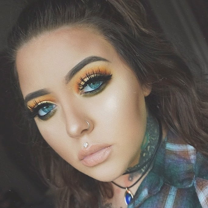 Princesa taya maquillaje fetiche lápiz labial labios rojos
 #105481692