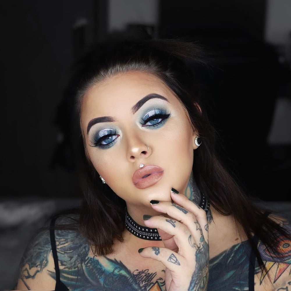 Princesa taya maquillaje fetiche lápiz labial labios rojos
 #105481698