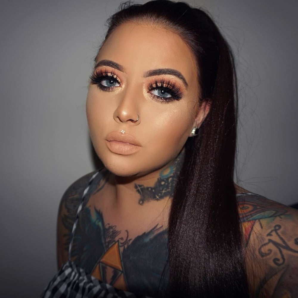 Princesa taya maquillaje fetiche lápiz labial labios rojos
 #105481714