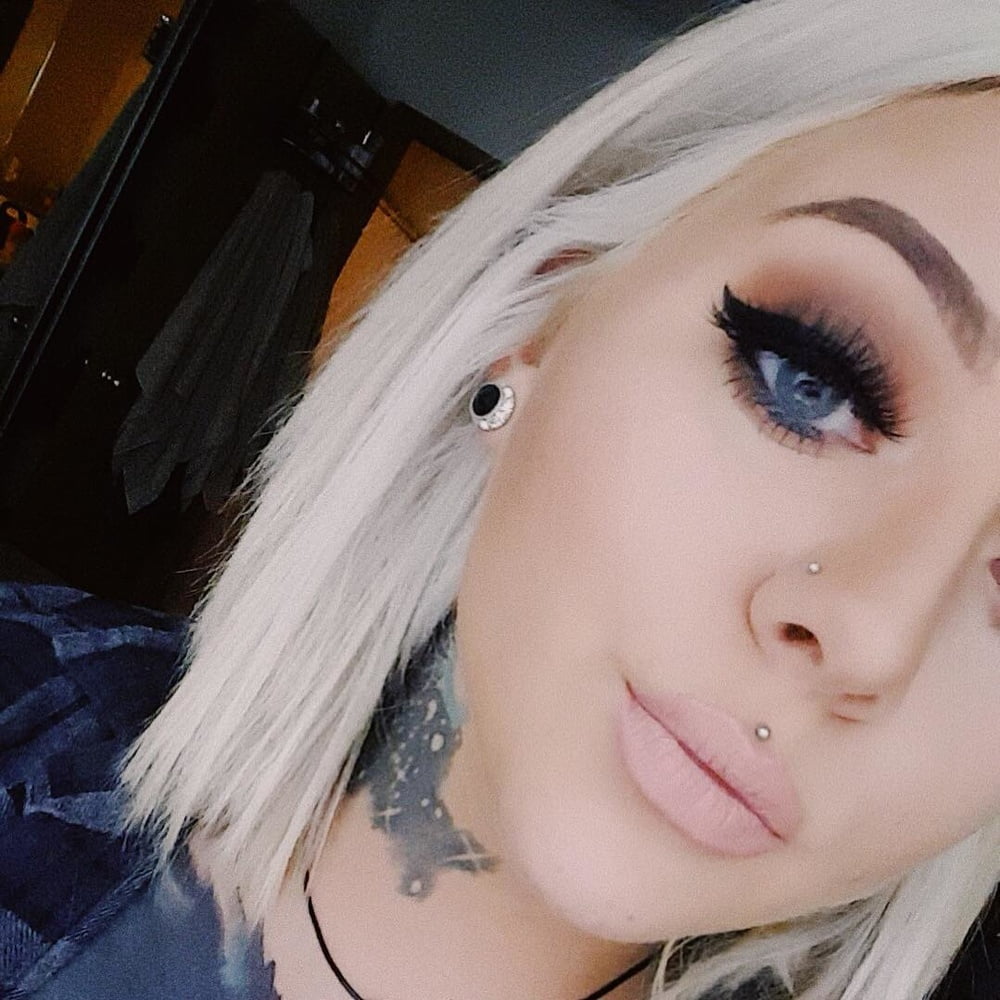 Princesa taya maquillaje fetiche lápiz labial labios rojos
 #105481764