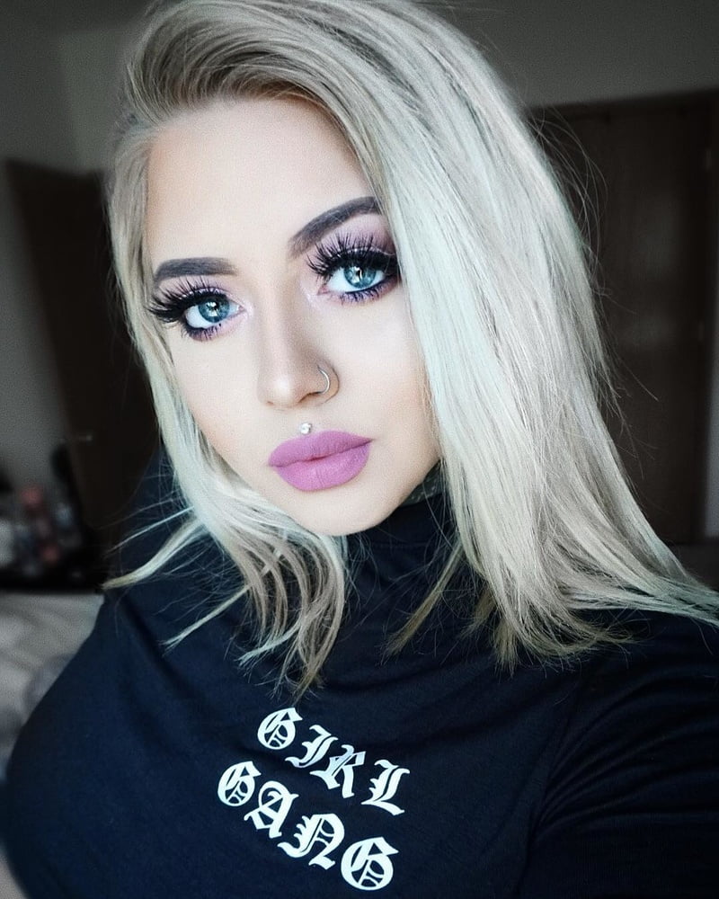 Princesa taya maquillaje fetiche lápiz labial labios rojos
 #105481775