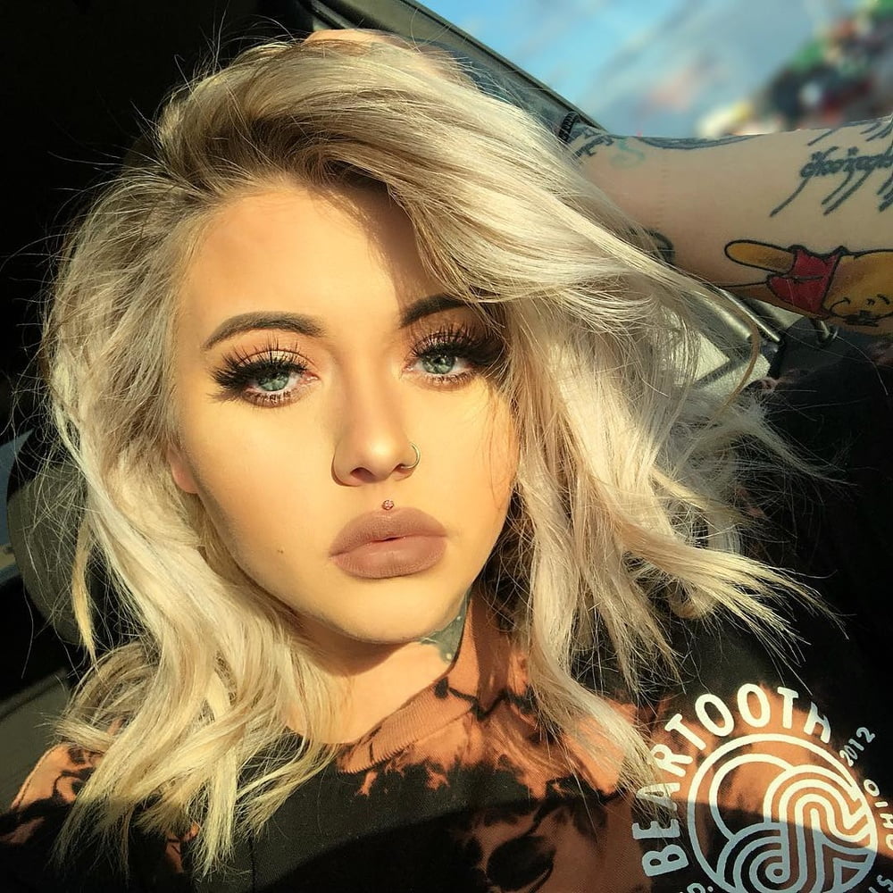 Princesa taya maquillaje fetiche lápiz labial labios rojos
 #105481793