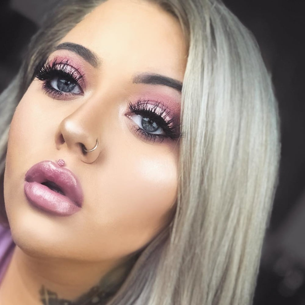 Princesa taya maquillaje fetiche lápiz labial labios rojos
 #105481835