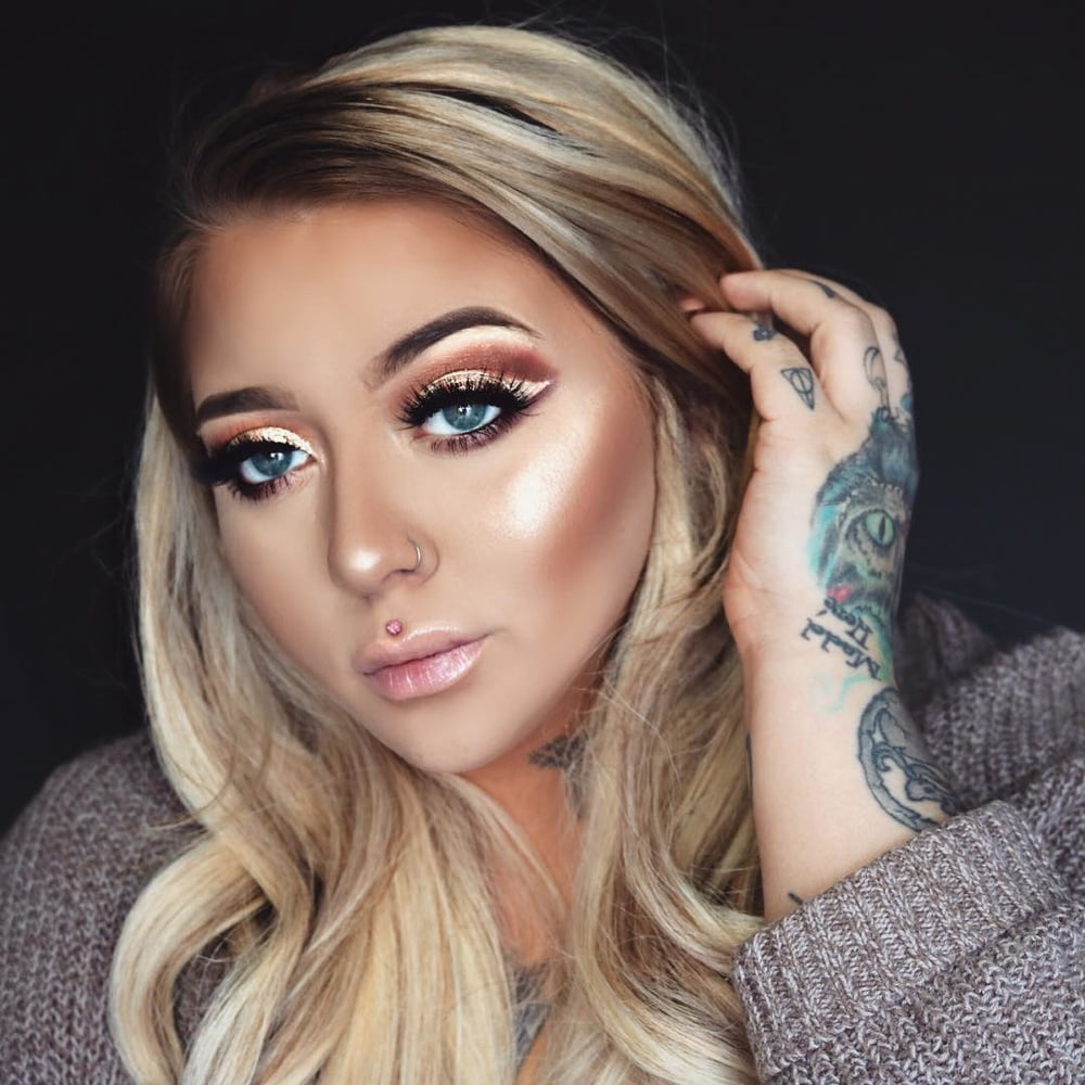 Princesa taya maquillaje fetiche lápiz labial labios rojos
 #105481841