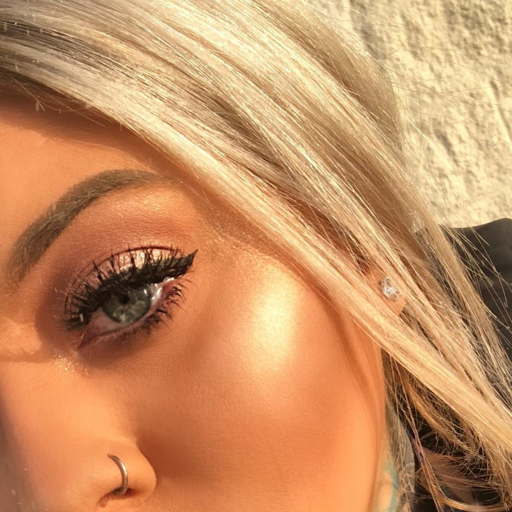 Princesa taya maquillaje fetiche lápiz labial labios rojos
 #105481850