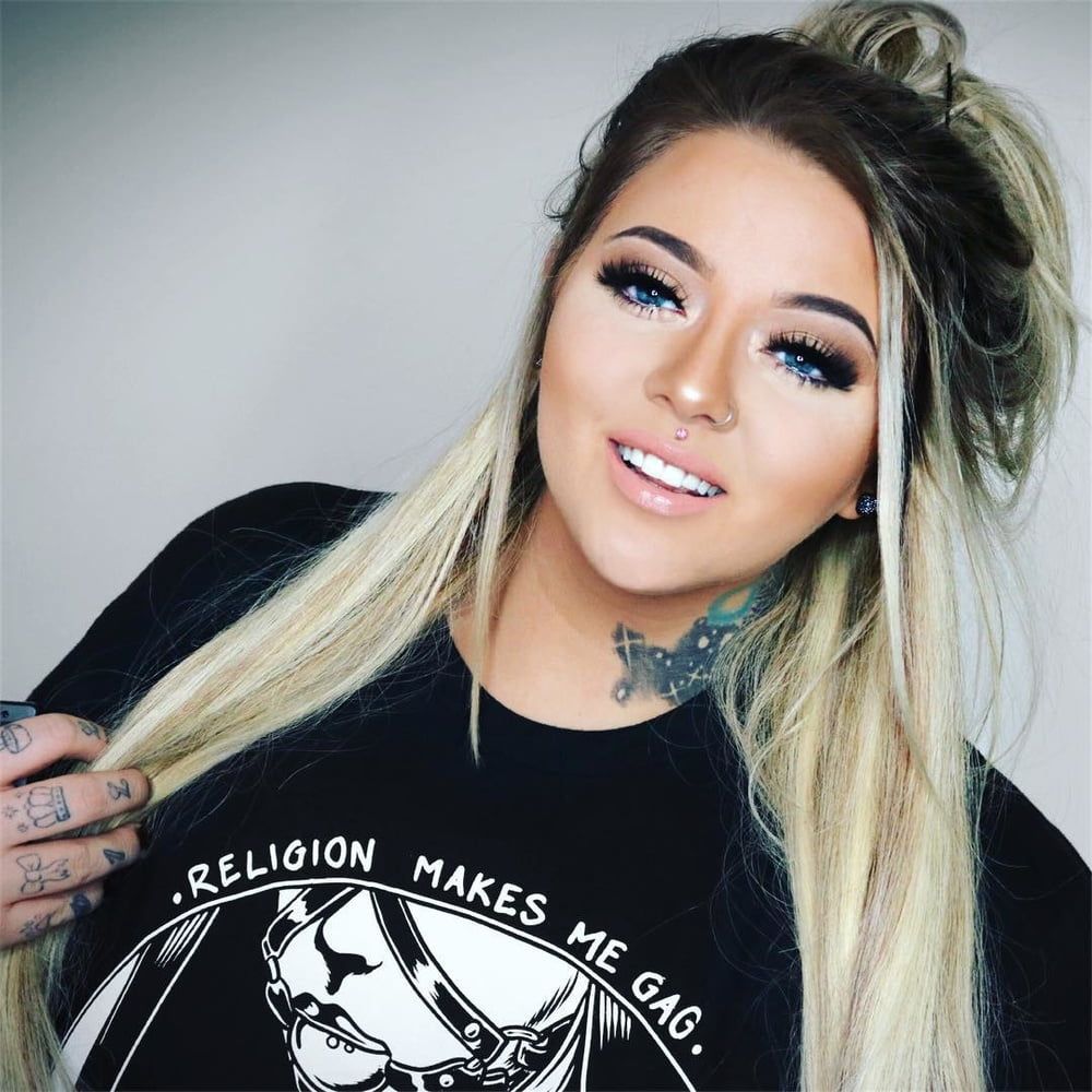 Princesa taya maquillaje fetiche lápiz labial labios rojos
 #105481868