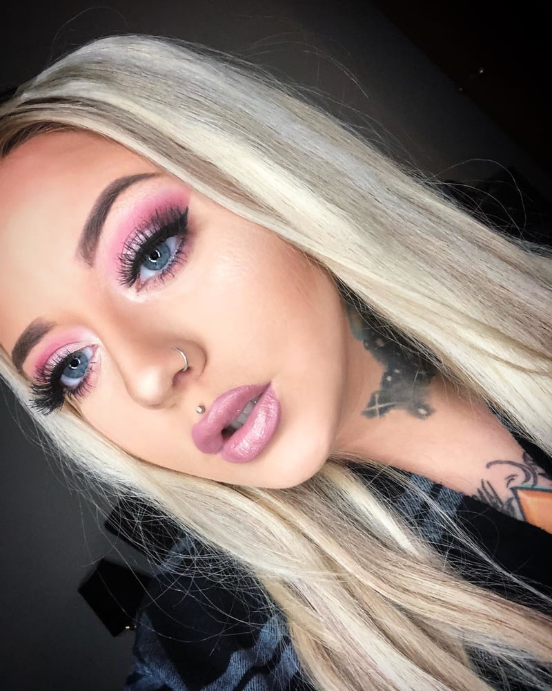 Princesa taya maquillaje fetiche lápiz labial labios rojos
 #105481886