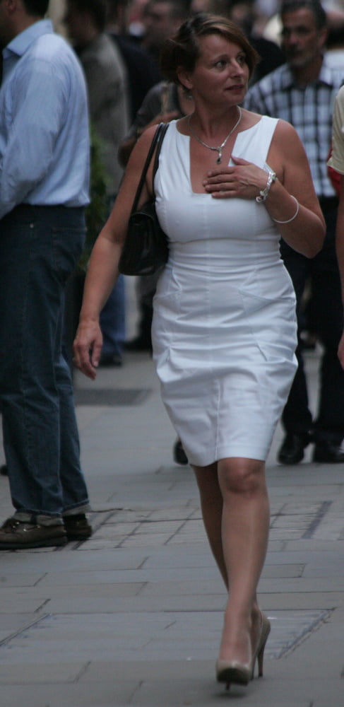 Rubia en vestido blanco y pantimedias
 #96770736