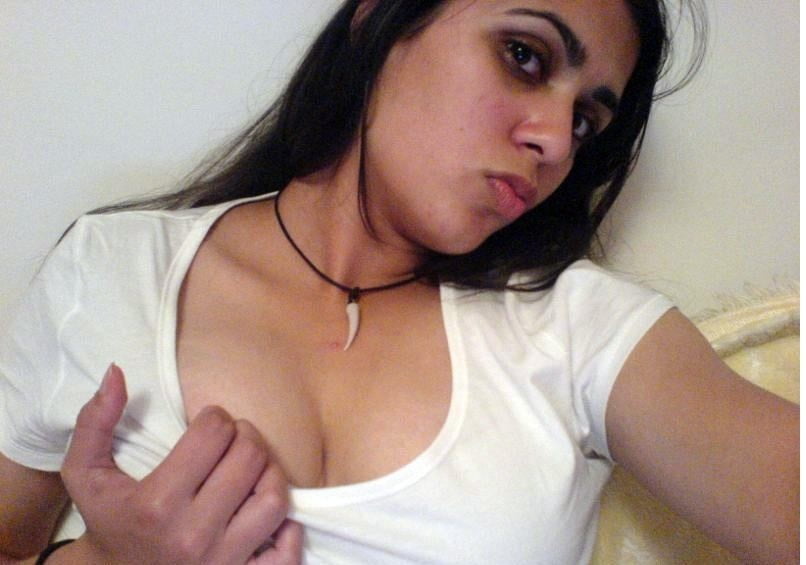 Conjunto completo de la mujer persa sexy con el coño peludo y afeitado
 #104390569