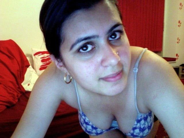 Conjunto completo de la mujer persa sexy con el coño peludo y afeitado
 #104390593