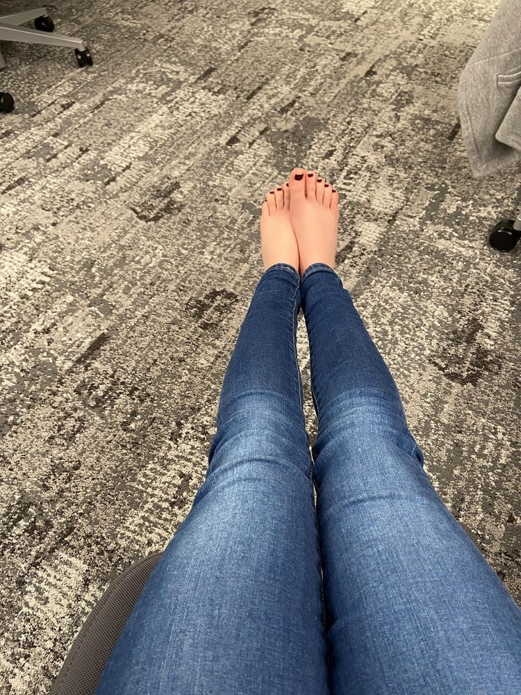 Feet #92402614