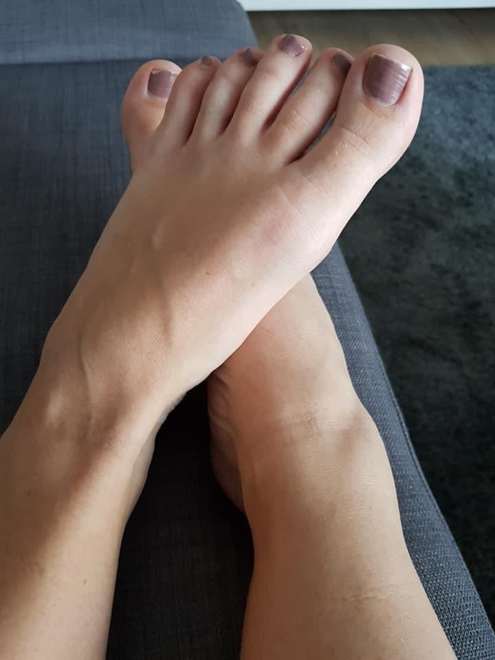 Feet #92402713