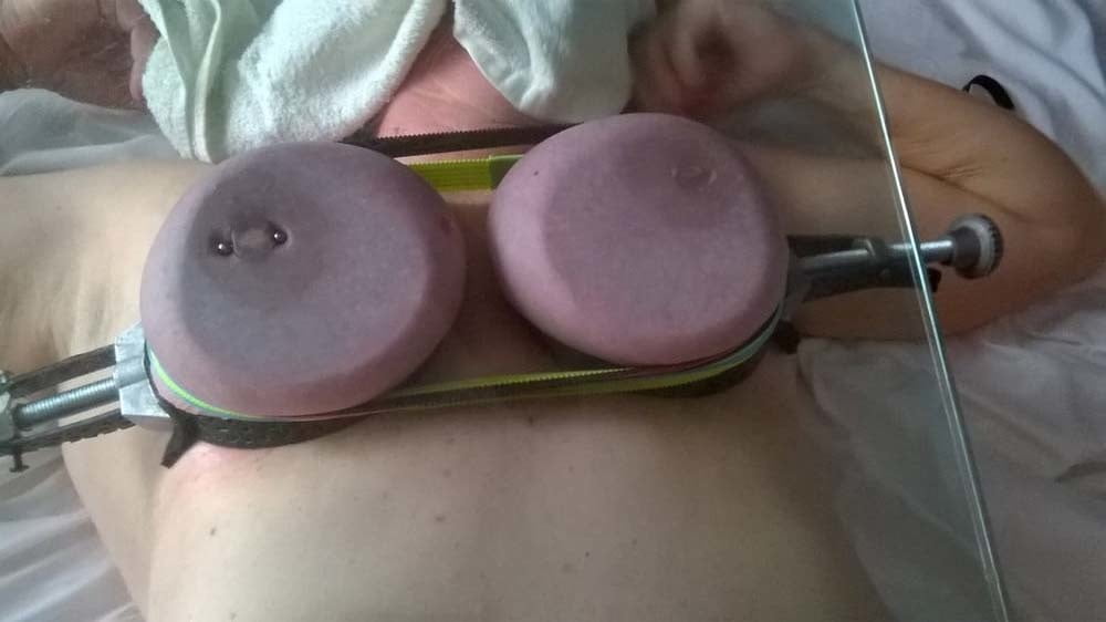 ガラスに押し付ける 11
 #97627718