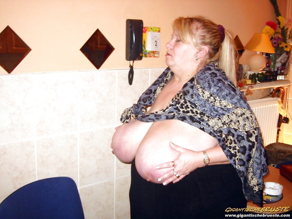 Polnische Oma mit riesigen Titten
 #82099983