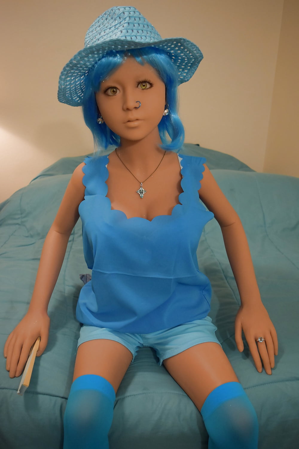 Nina's blue hat #106984905