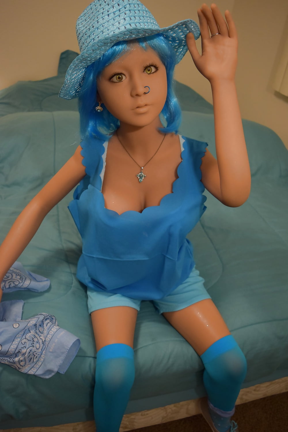 Nina&#039;s blue hat #106984926