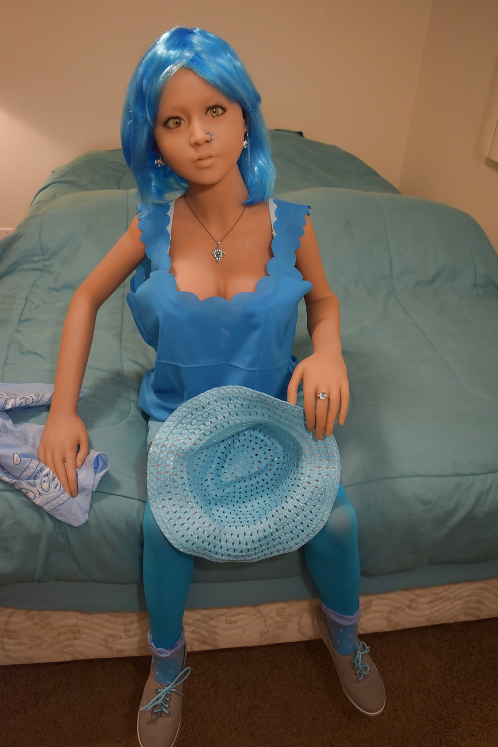Nina&#039;s blue hat #106984927