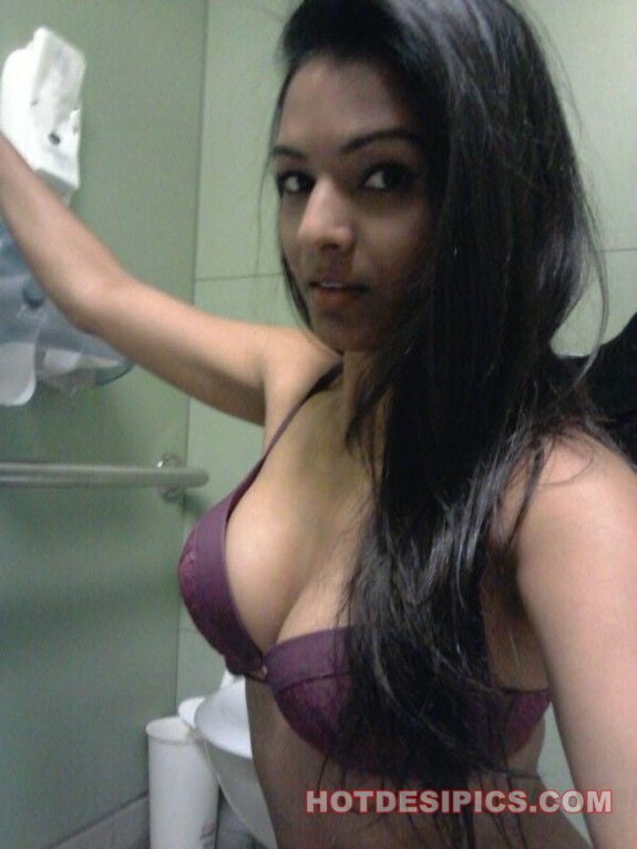 Indische sexy Arzt nackt selfie #80947935