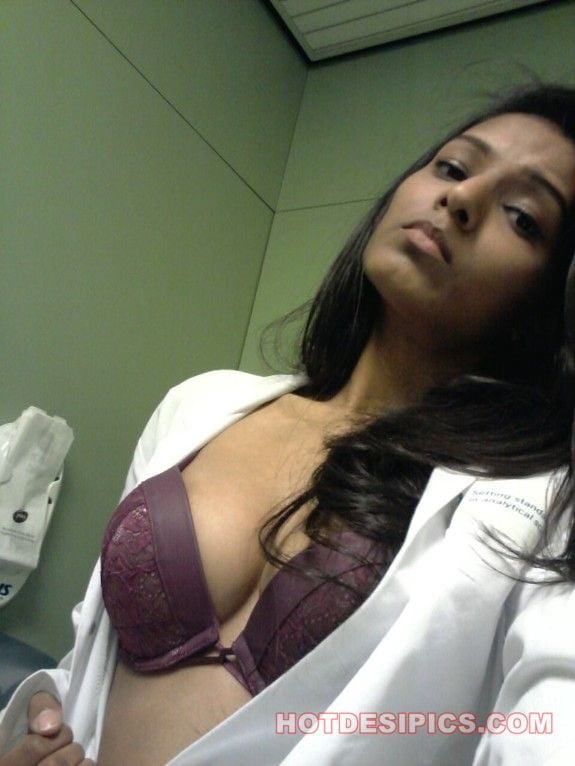 Indische sexy Arzt nackt selfie #80947948