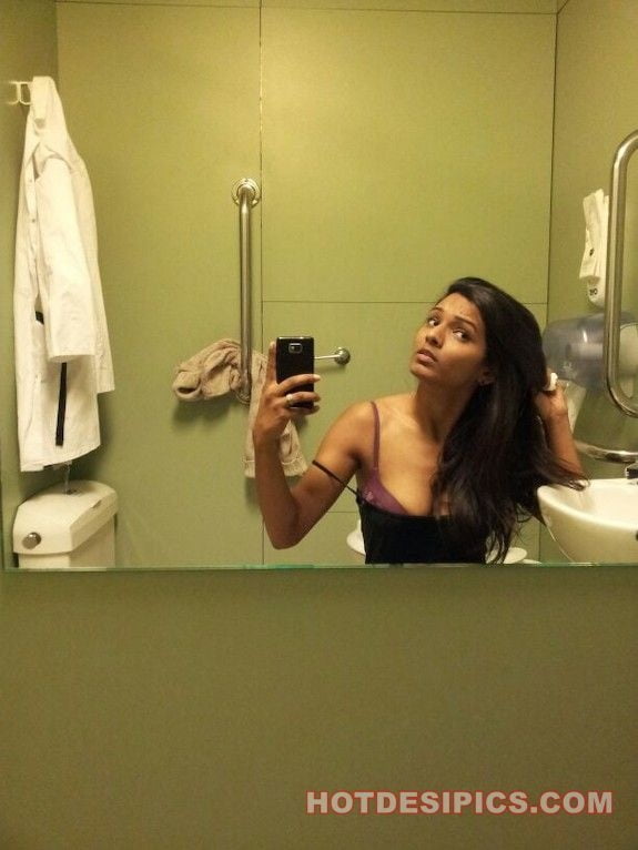 Indische sexy Arzt nackt selfie #80947986