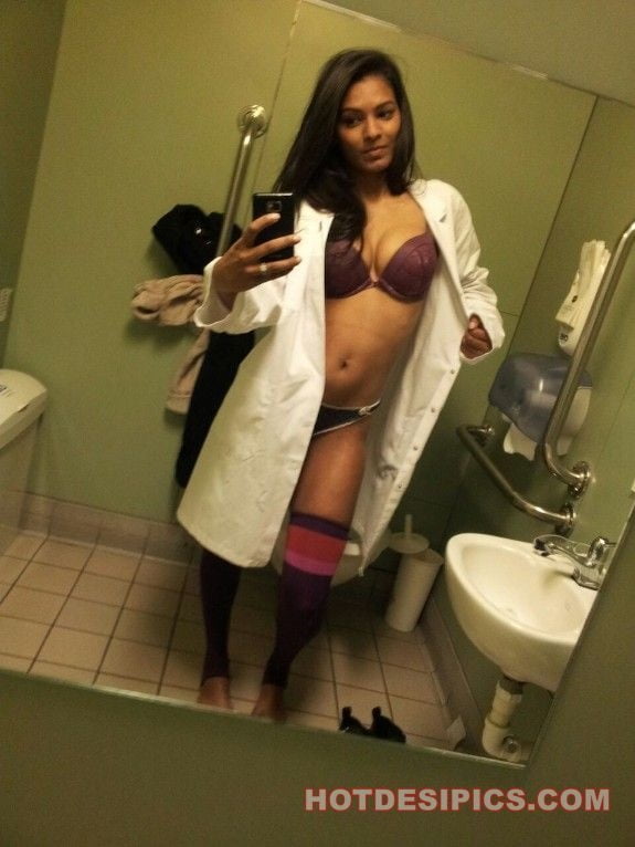 Indische sexy Arzt nackt selfie #80948025
