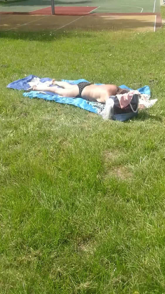 ポーランドの成熟した娼婦がトップレスで日光浴
 #89180749