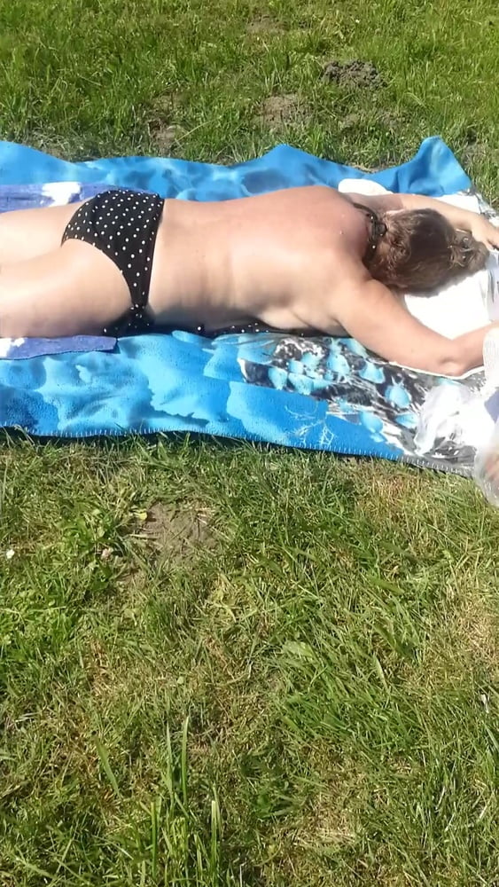 ポーランドの成熟した娼婦がトップレスで日光浴
 #89180753