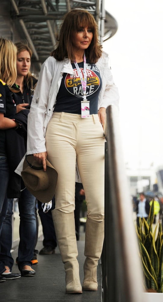 Carol vorderman con botas no.7
 #103653528