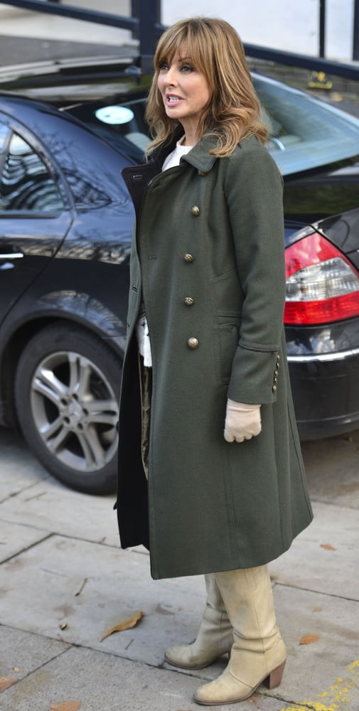 Carol vorderman con botas no.7
 #103653534